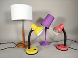 Plusieurs lampes de différentes couleurs sont alignées sur une table