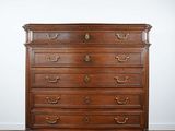 une commode ancienne posée sur un parquet