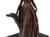 statue en bronze représentant une femme accompagnée d'un chien, posée sur un socle en marbre