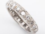 gros plan d'une bague en diamant sur fond blanc