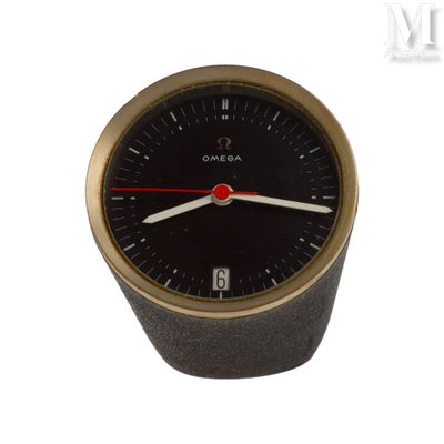 une horloge noire et dorée avec une trotteuse rouge