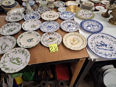 de nombreuses assiettes posées sur une table, accompagnées d'une étiquette indiquant le prix