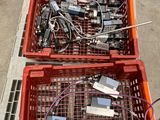 deux caisses contenant du matériel électronique, posées par terre