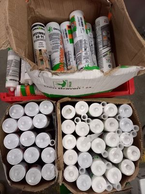 plusieurs pots de peinture et de colle dans une boîte