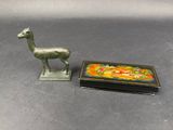 une petite boîte avec l'image d'un lama à côté