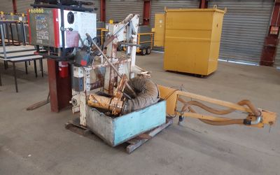 une machine qui se trouve au milieu d'un entrepôt