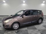 la photo d'une petite voiture garée dans un garage