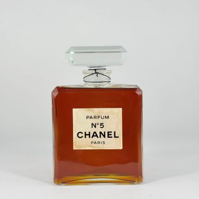 un flacon de parfum Chanel posé sur une surface blanche