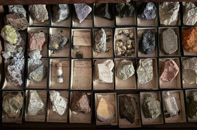 de nombreuses pierres et minéraux dans une boîte posée sur la table