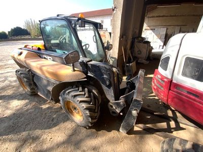 un tracteur garé à côté d'un camion rouge