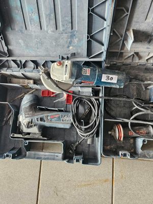 une boîte à outils contenant des outils, posée sur le sol