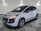 la photo d'une voiture blanche garée dans un garage