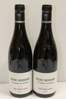 deux bouteilles de vin posées l'une à côté de l'autre sur une table