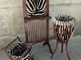 deux chaises et une chaise recouverte d'une housse à motif zèbre