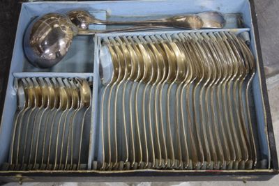 un lot de cuillères en argent et de cuillères dans une boîte