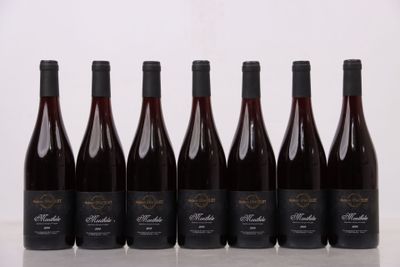 six bouteilles de vin sont alignées sur une table