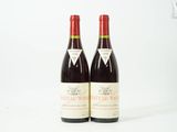 deux bouteilles de vin posées l'une à côté de l'autre sur une surface blanche