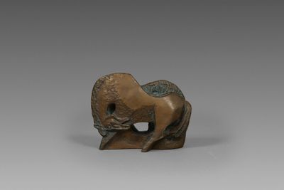 une figurine en bronze représentant un cheval avec une selle