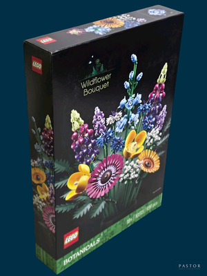 une boîte sur laquelle figure l'image d'un bouquet de fleurs