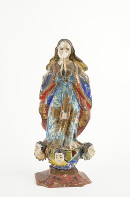 statue d'une femme tenant un enfant dans ses bras