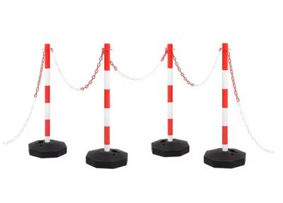 trois poteaux rouges et blancs auxquels sont accrochées des chaînes