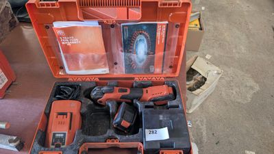 une boîte à outils avec des outils sur le sol