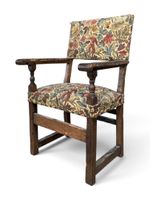 Chaise à bras en bois naturel, les pieds entretoisés.