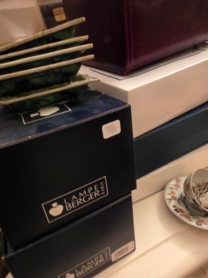 une assiette de couverts posée sur un comptoir, à côté d'une boîte de couverts