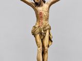une image représentant un crucifix en bois surmonté d'une croix