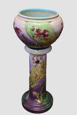 un vase posé sur un socle, sur fond blanc