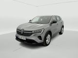 un SUV gris garé dans une pièce blanche sur fond blanc