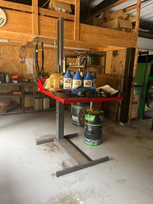une photo d'un garage avec de nombreux outils posés sur la table