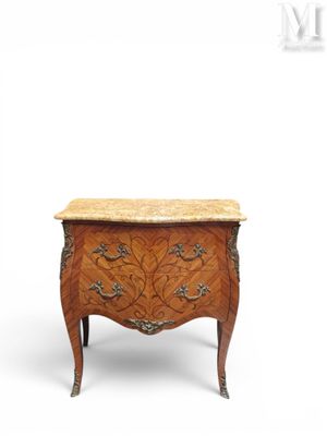 une commode ancienne avec dessus en marbre