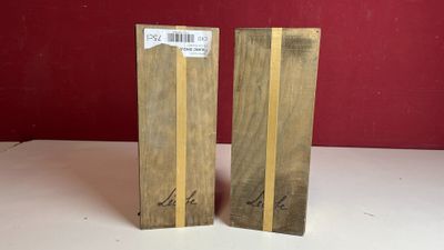 deux morceaux de bois posés sur une table