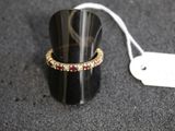 une bague posée sur une table à côté d'une étiquette de prix