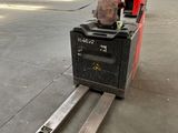 un chariot élévateur garé dans un entrepôt
