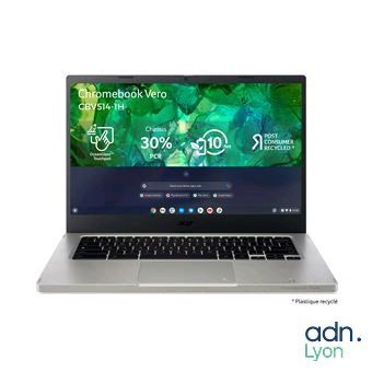 l'ordinateur portable est ouvert sur une surface blanche avec un fond vert
