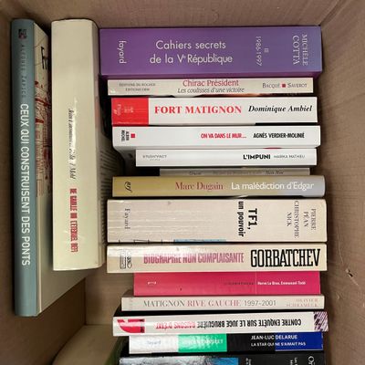 plusieurs livres empilés dans une boîte