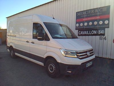 la camionnette blanche est garée devant un bâtiment