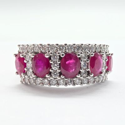 gros plan d'une bague en diamant rose et blanc sur une surface blanche