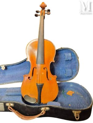un violon dans son étui, avec un archet posé dessus