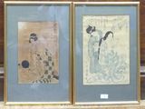 deux tableaux asiatiques encadrés représentant des femmes assises sur un banc devant un mur en bois