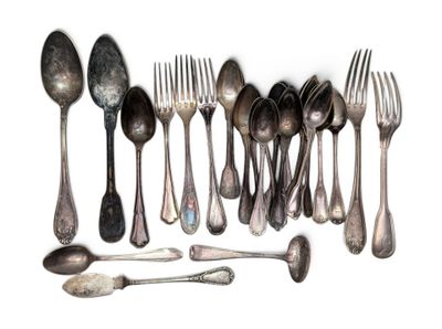 a lot of spoons and spoon spoons that are on the table