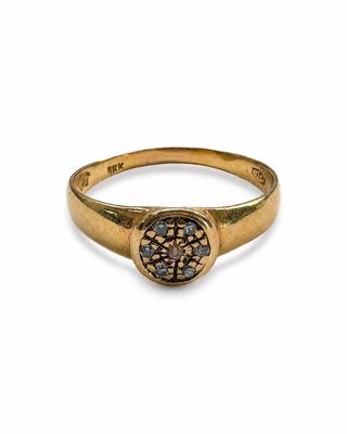 gros plan d'une bague en or avec un diamant noir