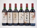 six bouteilles de vin sont alignées dans une rangée