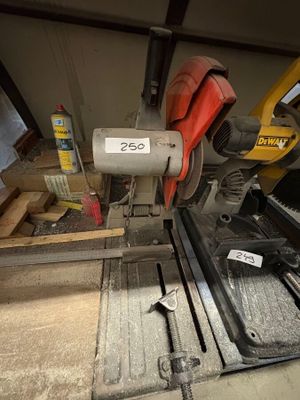 une photo d'une machine en train de scier un morceau de bois