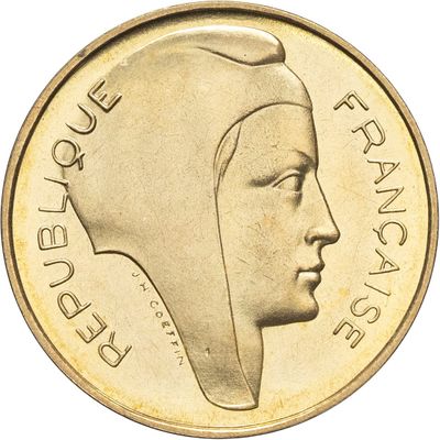 une image montrant un gros plan d'une pièce de monnaie sur laquelle figure le visage d'une femme
