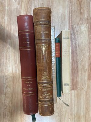 deux livres posés sur une table