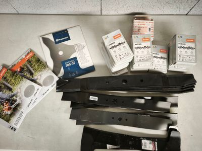 beaucoup de couteaux posés sur le plan de travail