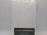 un gros plan sur un paquet de draps blancs sur fond blanc